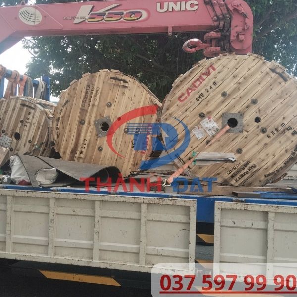 Cẩu hàng cáp CXV 300 CADIVI thi công dự án Long An