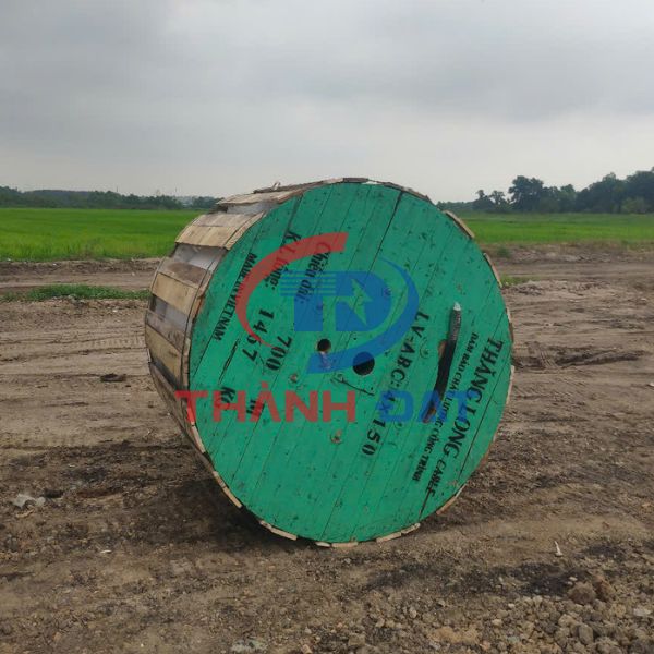 Giao hàng cáp Thăng Long 4x150