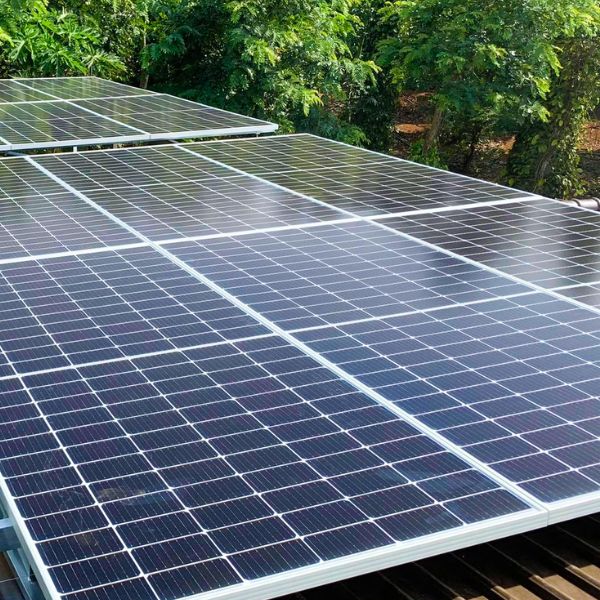 Lắp đặt các tấm pin mặt trời thực tế